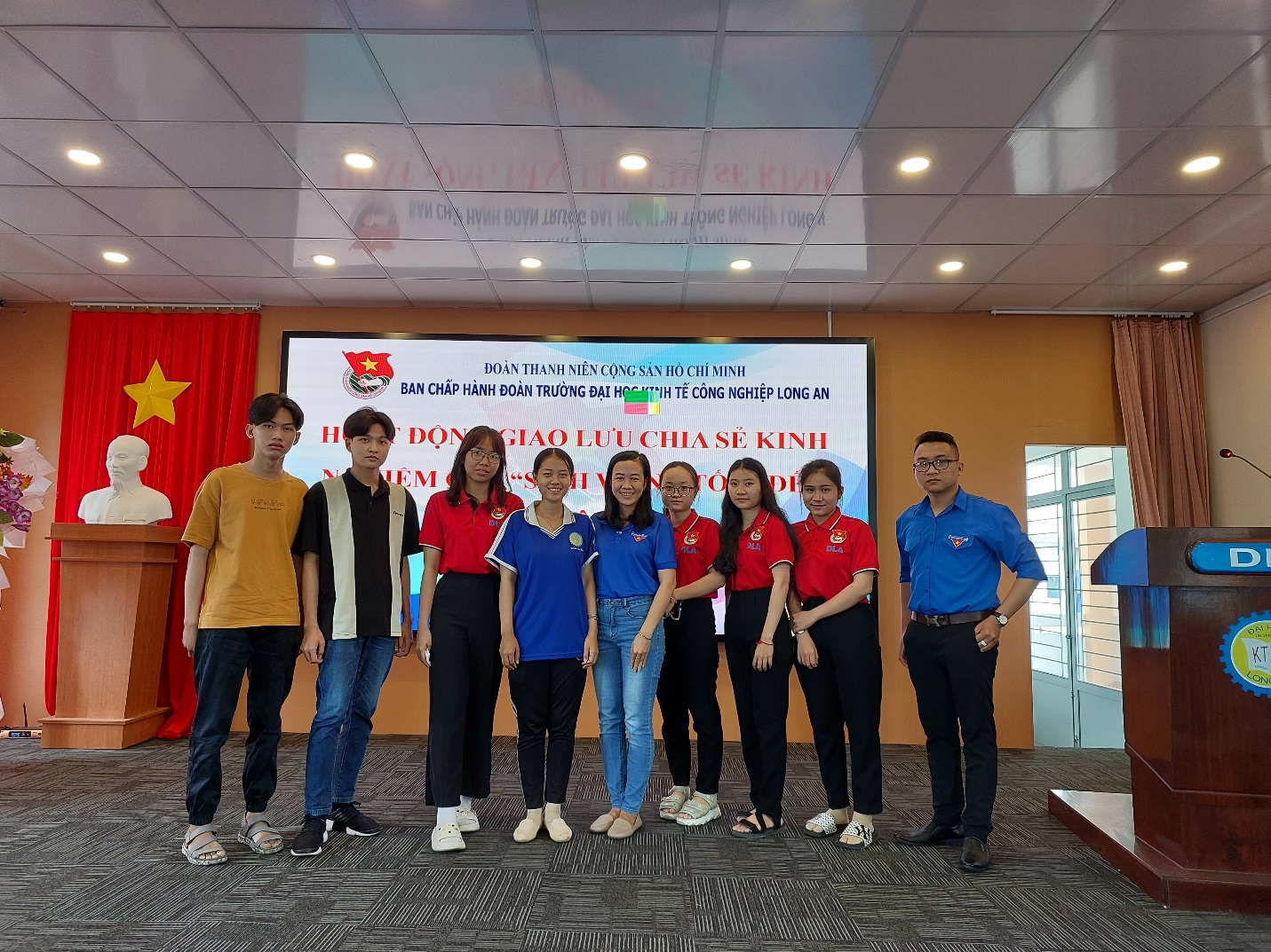 Chụp ảnh lưu niệm cùng Đoàn trường và các bạn đoàn viên sinh viên