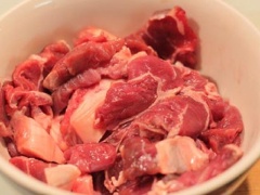 Thịt bò rửa sạch, để vào tủ lạnh khoảng 5 phút để thịt thăn lại khi cắt sẽ dễ dàng hơn. Ướp vào chén thịt bò 1 muỗng cà phê dầu ăn, 1 muỗng cà phê muối, một ít tiêu, trộn đều, ướp khoảng 30 phút.