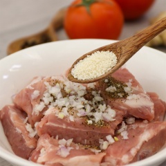 Sườn non chặt miếng vừa ăn, ướp với 1/2 muỗng cà phê tiêu, 1 muỗng canh hành tím băm, 1 muỗng cà phê hạt nêm Aji-ngon heo. Trộn đều, để 15 phút cho thấm gia vị.