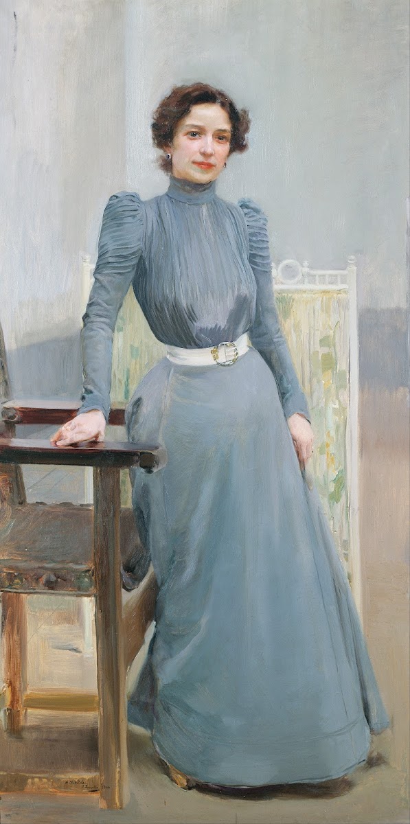 Clotilde con traje gris  Clotilde in a grey dress 1900