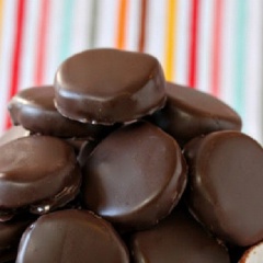 Khi chocolate đông lại, gỡ kẹo ra khỏi giấy nến. Dùng dao bén gọt bớt những phần dư dưới chân kẹo cho đẹp. Kẹo bạc hà phủ chocolate này có thể bảo quản ở nhiệt độ phòng trong 2 tuần.