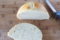 Bánh mì vắt khối vuông cỡ 3cm. Trộn đều dầu olive rồi xóc. Sau đó cho muối, tiêu, bột phô mai, lá oregano xay khô và tiếp tục xóc đều cho tất cả bám quanh bánh mì. Bắc 1 cái chảo lên bếp, cho bánh mì vào đảo đều. Khi bánh mì bắt đầu chín vàng là đã được.