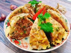 Chả bì tuy đơn giản nhưng nhờ có phần bì béo thơm, hơi dai sần sật rất đưa cơm. Món này ngon nhất là ăn với cơm nóng, nếu bạn muốn đậm đà hơn thì đừng quên một chén nước mắm ớt đi kèm nhé.