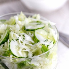Món salad dưa leo bắp cải tươi ngon, xanh mát và tốt cho sức khỏe cũng như vóc dáng của chị em này rất dễ làm đó nha. Bạn đừng ngần ngại lưu ngay công thức lại và làm ăn nhé.