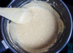 Cho tiếp 2 muỗng garam masala, bột cà ri và ớt bột vào đảo đầu nấu 30 giây thì tắt bếp, để nguội là xong.
