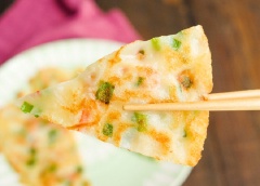 Vậy là chỉ với 3 bước đơn giản bạn đã có ngay bánh pancake mặn với hương vị hấp dẫn, đặc biệt thơm ngon. Nếu không thích dùng dầu ăn bạn có thể thay bằng bơ cũng được nhé, bánh sẽ càng thơm ngon hơn đấy!