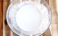 Cho 250gr bột chiên giòn vào tô thủy tinh, đổ từ từ nước lọc vào hòa tan bột đến khi mịn và sệt.