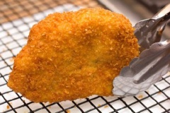 Dùng tăm xiên thử vào miếng Tonkatsu thấy không có chất lỏng hồng chảy ra là được. Sau đó cắt Tonkatsu thành 3 miếng to bằng cách cắt một đường dứt khoát (nhấn từ trên xuống) thay vì đưa đi đưa lại dao liên tục. Làm như vậy để bột chiên xù không bị rơi hết ra. Sau đó cắt thêm một đường nữa ở giữa là xong rồi đó. Giờ chỉ cần cho thịt ra dĩa cùng ít bắp cải bào sợi, ăn kèm sốt Tonkatsu là tuyệt nhất nha.