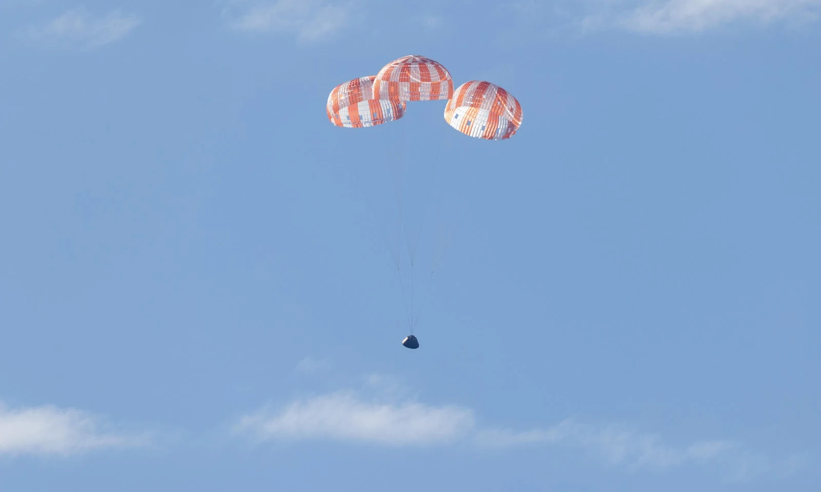 Orion Spacecraft Capsule Landing - Space Photography 5K Wallpaper (6134x3677)