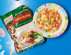 Chuẩn bị nguyên liệu, rau củ thập cẩm các bạn có thể mua sẵn trong các siêu thị để giã đông hoặc tự làm.