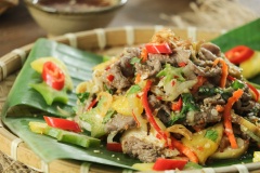 Gỏi bò bóp thấu thành phẩm siêu hấp dẫn, với hương vị chua ngọt cùng thịt bò mềm, thơm ngon, cực hấp dẫn. Thịt bò được ướp vừa phải xào vừa chín tới nên vẫn giữ được sự mềm ngọt tự nhiên, các loại rau củ tập trung đầy đủ hương vị chua chát ngọt bùi, thêm chút cay the của ớt khiến tất cả mọi giác quan đều được thoả mãn.