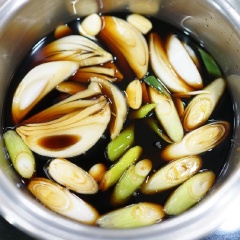 Cho vào nồi nhỏ gồm nước tương, rượu, nước màu, hành boa rô, tỏi và gừng thái lát, hành tây thái múi cau. Đun sôi lửa vừa khoảng 30 phút. Sau đó lược qua rây thu lấy nước ngâm, để nguội.