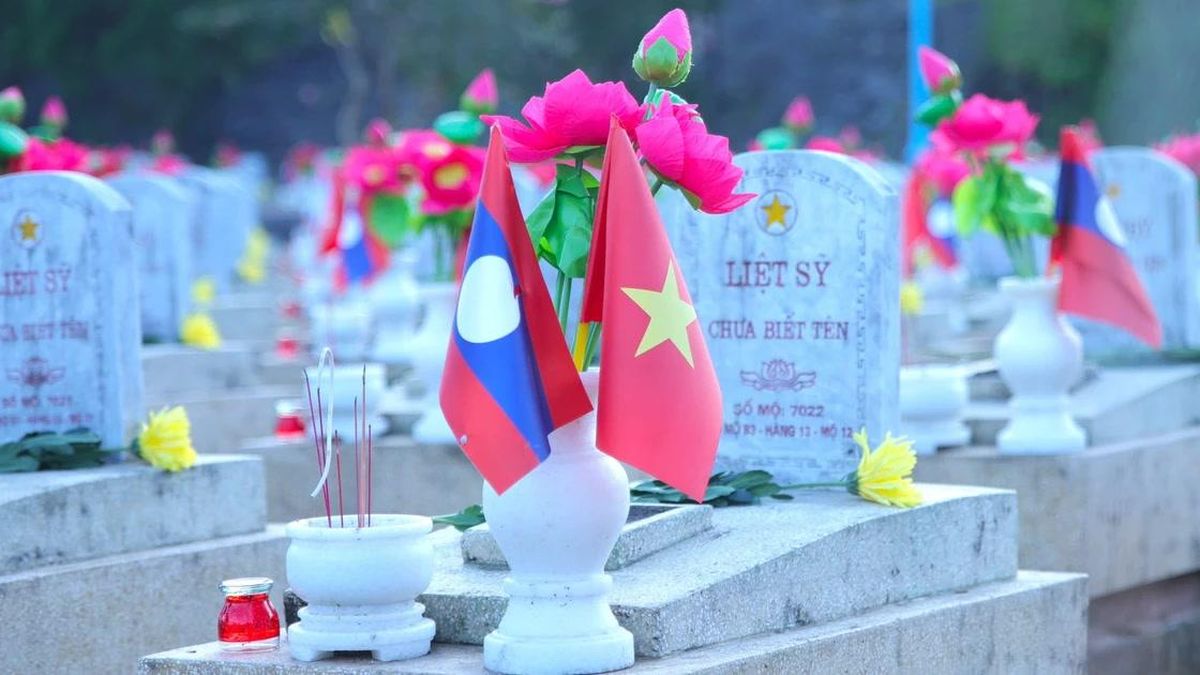 Tri ân ở nghĩa trang đặc biệt Việt - Lào - Báo Tiền Phong