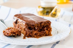Khi ăn chỉ cần lấy bánh ra và thưởng thức cùng trà thôi nè. Bánh chocolate đường nâu với vị thanh ngọt, thơm lừng cùng lớp sốt ngon bên trên khiến bạn ăn bánh không có cảm giác ngán. Đừng ngần ngại mà làm ngay một mẻ nha.
