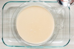 Sau đó chế 375ml nước cốt dừa, 230g sữa đặc vào cùng 1 muỗng cà phê tinh chất vani rồi đánh tất cả cho thật đều và hòa quyện vào nhau. Sau đó chế hỗn hợp trứng sữa vào khuôn đựng caramel. Đặt bánh flan vào khay thủy tinh chữ nhật, chế nước vào rồi cho vào lò nướng cách thủy từ 45 - 60 phút rồi lấy ra là bánh chín. Đợi nguội chút thì có thể cho vào tủ lạnh cho mát lạnh.