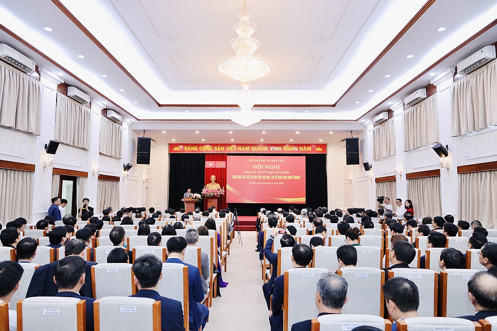 Bộ trưởng Bộ Giáo dục và Đào tạo trao quyết định bổ nhiệm Hiệu trưởng và Phó Hiệu trưởng Trường Đại học Tây Bắc