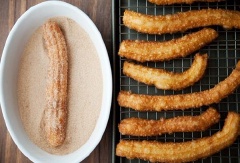 Sau khi bánh đã ráo dầu thì lăn đều qua phần đường quế đã trộn bên trên.