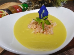 Cho soup khoai lang kiểu Âu ra tô, rồi thêm tôm xào lên trên. Con nít nào không mê đúng không các mẹ.