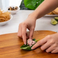 Làm chả lá lốt: Trộn đều 200gr thịt heo xay, 50gr nấm mèo, hành tím băm, nước mắm, hạt nêm, đường, tiêu xay. Để 10 phút cho ngấm gia vị. Trải lá lốt ra mặt phẳng (mặt lá xanh bóng úp xuống dưới). Lấy 1 muỗng canh thịt xay vừa đủ đặt ngang lên mặt lá, cuộn tròn miếng chả, dùng cuống lá găm lại để giúp chả cố định, không bị bung ra lúc chiên. Làm nóng dầu ăn trong chảo, lăn tròn các miếng chả trên chảo để lá lốt hơi se lại, bám vào thịt. Chiên trên lửa vừa tới khi chả xém đều. Gắp ra đĩa.