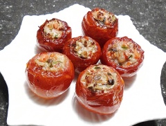 Làm nóng chảo, cho dầu ăn vào và tráng đều mặt chảo. Khi dầu đủ độ nóng, lần lượt cho cà vào chiên sơ.