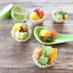 Xúc từng muỗng nhỏ salad cho vào cốc bánh nhỏ cupcake. Cực ngon và đẹp mắt đó nha.