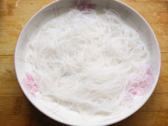 Miến ngâm nước cho nở mềm rồi cho ra đĩa. Khoai tây rửa sạch, gọt vỏ rồi thái lát mỏng. Lạp xưởng rửa sạch, thái thành những lát chéo mỏng. Trong chén nhỏ trộn đều hỗn hợp sốt gồm: 1 muỗng canh nước tương, 2g muối, 1 muỗng canh dầu ăn (dầu phi tỏi), khuấy đều.