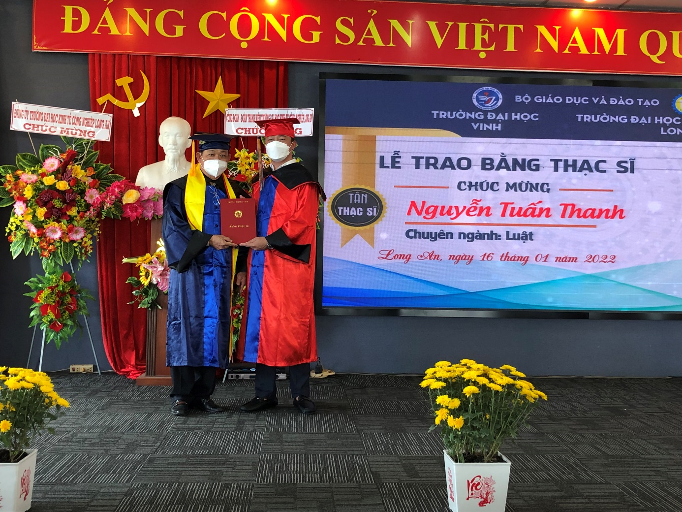 Khoảnh khắc bước lên bục vinh danh Thạc sĩ đầy ý nghĩa