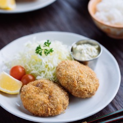 Bày bánh thịt chiên ra dĩa, có thể ăn kèm bắp cải, sốt tonkatsu hay sốt Worcestershire hoặc sốt Tartar nha. Bánh thịt bằm chiên giòn rụm, nóng hổi với hương vị ngon khó cưỡng sẽ là một món ăn vặt hấp dẫn đấy. Bạn hãy thử làm ngay nhé.