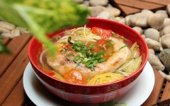 Rắc hành lá và ngò om cắt khúc lên trên mặt. Món canh chua bổ dưỡng, thịt cá tươi, các loại gia vị đặc trưng hòa quyện với măng chua tạo nên món canh ngon cho cả gia đình vào bữa cơm cuối tuần.