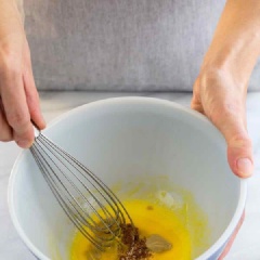 Bạn tách lòng đỏ trứng cho vào bát, dùng cây đánh bột đánh tan, tiếp theo cho nước cốt chanh vào, tiếp tục đánh, sau đó là bột ớt, muối, mù tạt (nếu nhà bạn có trẻ em thì bỏ qua bột ớt nhé), tiếp tục đánh đều.