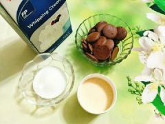 Bạn cho bột gelatin vào 1 cái bát con, thêm 1 thìa nước và khuấy đều, để 5 phút cho bột gelatin nở mềm.