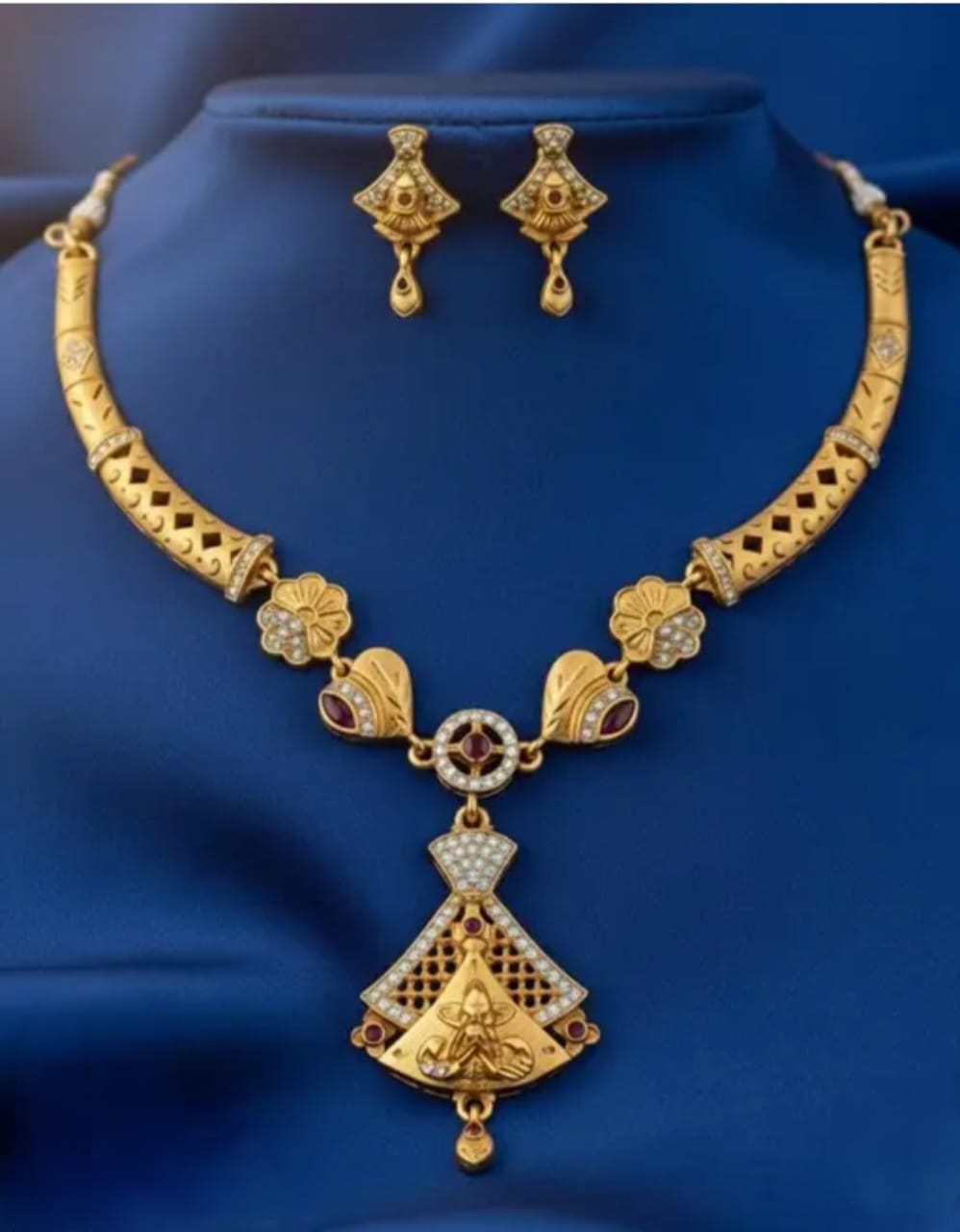 Traditional Triveni Trikon Heritage Gold Necklace Set with Earrings for Women thumbnail 3