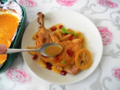 Đùi gà nướng chanh trong giấy bạc có vị chua chua, mặn ngọt vừa miệng. Đặc biệt hương chanh vàng thơm quyến rũ kích thích vị giác. Bạn có thể sơ chế thịt chân gà để ướp qua đêm trong tủ lạnh để chuẩn bị cho bữa trưa hôm sau nhé!