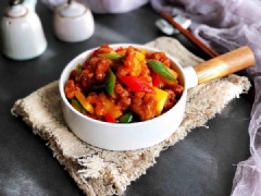 Một bữa cơm gia đình sẽ thêm trọn vẹn và ấm cúng hơn nếu có được món thịt heo chiên giòn xào rau quả này nhé! Món thịt xào vị chua chua, béo béo mà không ngấy ăn rất hút cơm đấy!