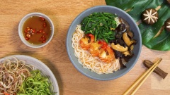 Cho bún chần vào tô, xếp hỗn hợp tôm, mộc nhĩ, nấm hương, rau cần ta luộc vào rồi chan nước dùng nóng hỏi và thưởng thức ngay tô bún đậm đà từ nước dùng, vị thanh mát của tôm kết hợp với cà chua, nấm hương thơm nồng quyến rũ. Với cách làm món bún tôm Hải Phòng đơn giản mà thơm ngon này, bạn chỉ cần bỏ ra chút ít thời gian là đã có được món ăn thơm ngon tuyệt vời cho cả gia đình thân yêu rồi đấy!