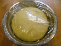 Ủ bột làm đế bánh theo cách làm pizza truyền thống. Bạn lấy 1 cái tô inox to, dùng cọ quét một lớp dầu mỏng xung quanh lòng tô rồi cho bột đã trộn vào. Dùng màng bọc thực phẩm bọc kín và để ở nơi ấm áp trong 2 tiếng hoặc hơn một chút cũng được, canh nhiệt độ phòng khoảng 30○C là được. Khi thấy bột nở to gấp đôi nghĩa là đạt chuẩn. Mách nhỏ dành cho bạn: Nếu trời lạnh, bạn có thể dùng lò nướng để ủ bánh. Cách làm như sau: bật lò khoảng 20 phút với nhiệt độ là 150○F (tương đương 65○C). Sau 20 phút, tắt lò, để lò nguội dần đến khi còn ấm thì cho bột vào ủ, khi thấy bột nở to gấp đôi là được. Nếu bạn muốn để dành bột cho lần sau, khi bột nở to, bạn lấy phần bột muốn để lại cho vào chén và bọc kín bằng màng bọc thực phẩm cho vào ngăn đá tủ lạnh. Thời gian bảo quản có thể lên đến 2 tuần.