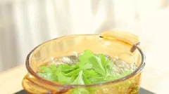 Cần tây lặt lấy lá rửa sạch, để ráo nước. Nấu nồi nước sôi, cho lá cần tây vào luộc chín rồi với ra cho ráo và xắt nhỏ. Cơm cho vào tô, thêm lá cần tây vào cùng 1 quả trứng, chút muối và trộn đều lên. Tiếp theo cho 90g bột mì vào trộn đều lên và nhào thành khối bột dẻo mịn, mượt, không dính tay là được.
