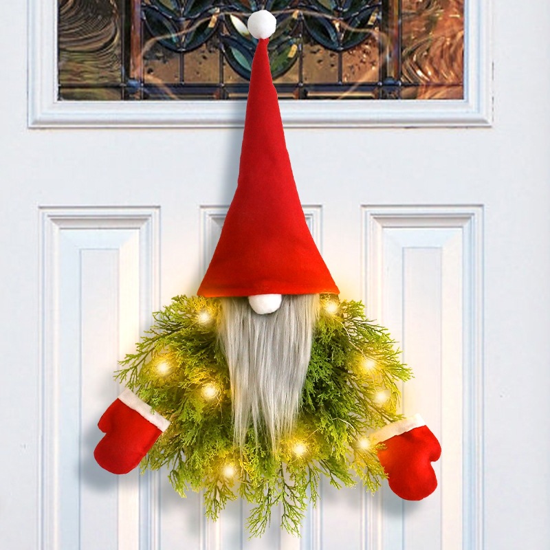 Kreativer Weihnachtskranz mit Wichtel-Motiv und Beleuchtung
