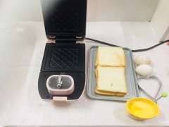 Đầu tiên bạn làm nóng máy nướng bánh mì mini đa năng khoảng 1 phút.