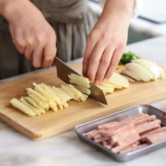 Khoai tây gọt vỏ, rửa sạch, để ráo. Cắt khoai tây thành sợi dài khoảng 0.5cm. Thịt hộp lấy ra cắt sợi dài giống khoai tây. Ớt xanh bỏ hạt, cắt lát mỏng. Kim chi cắt nhỏ. Hành tây xắt sợi.