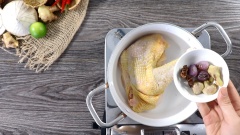 Cho 1kg thịt gà ta vào nồi ngập nước. Thêm 2 cái hoa hồi, 5gr gừng nướng, 10gr hành tím nướng và 1 muỗng canh muối. Luộc chín thịt gà trong khoảng 30 phút. Sau đó để nguội và xé thịt gà thành từng miếng nhỏ.