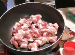 Làm nóng 2 muỗng canh dầu ăn trong chảo, cho thịt ba chỉ vào, xào khoảng 10 phút.