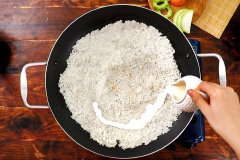 Làm cơm cháy: Cho 50gr hành lá cắt nhỏ vào chén, đun nóng nước mỡ sau đó đổ vào chén hành. Bắt chảo chống dính lên bếp, cho 1 tô cơm nguội vào chảo dùng vá chải đều cơm cho đến khi có độ mỏng vừa ý, để khoảng 15 phút rồi đổ đều 50ml nước cốt dừa vào cơm cháy. Sau đó, để lửa nhỏ đến khi cơm giòn vàng đều thì tắt bếp. Cho mỡ hành lên trên rồi gập đôi cơm cháy lại.