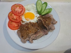 Cuối cùng bạn chỉ cần cho trứng ra đĩa, thêm tương ớt và bánh mì để thưởng thức. Với cách làm bò bít tết đơn giản như trên, bạn đã có ngay một món ăn ngon để thưởng thức cùng gia đình và người thân rồi.