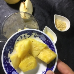 Táo, lê, khóm rửa sạch gọt vỏ cho vào cối xay.