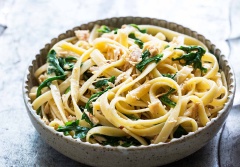 Dọn ra dĩa và thưởng thức nóng nhé. Pasta cá ngừ thơm ngon, tiện lợi, giàu chất dinh dưỡng chắc chắn sẽ là món ngon khoái khẩu mới cho cả nhà bạn đấy.