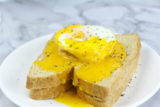 Sandwich Trứng Nướng Và Sốt Hollandaise