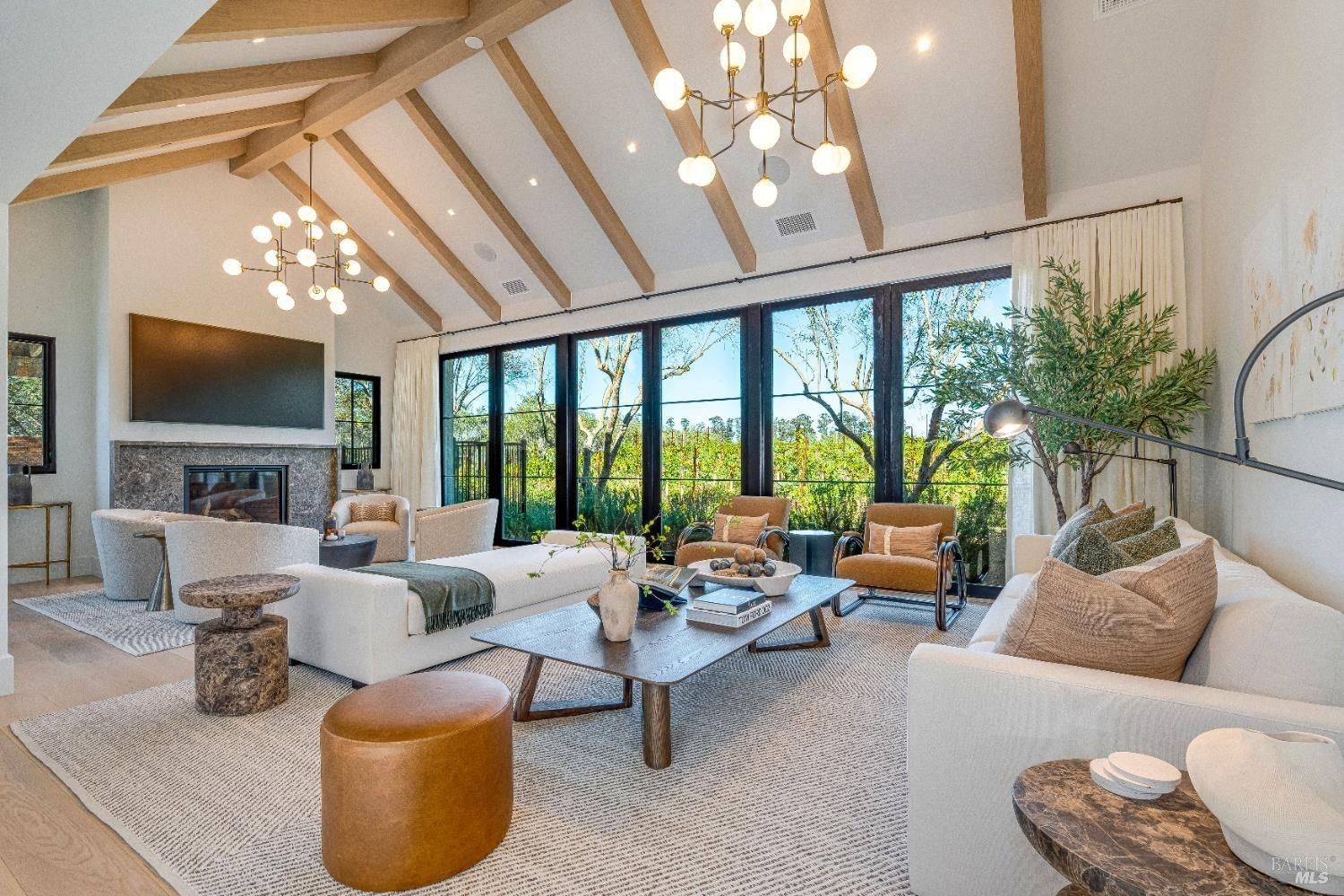 Napa, California, USA — 4-Bed Villa With Fireplace 3