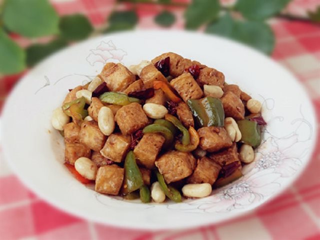 Đậu Hũ Chiên Xào Đậu Phộng Và Ớt Chuông