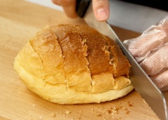 Lấy bánh mì vừa nướng xong cắt làm 6 múi hoặc thành từng lát. Bơm phần sốt kem phô mai vào chính giữa và các kẽ bánh. Sau đó nhúng cả phần bánh vào phần sốt bơ tỏi. Rồi đem bánh nướng thêm 10 phút ở nhiệt đột 150 độ.Bạn dùng bánh lúc nóng sẽ ngon và dậy mùi thơm hơn. Tất cả hương vị sẽ hoà tan trong miệng ngay lần cắn đầu tiên.